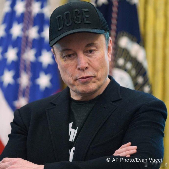 【美司法部开始公布爱泼斯坦案文件】据《每日邮报》报道，马斯克、比尔·盖茨、克