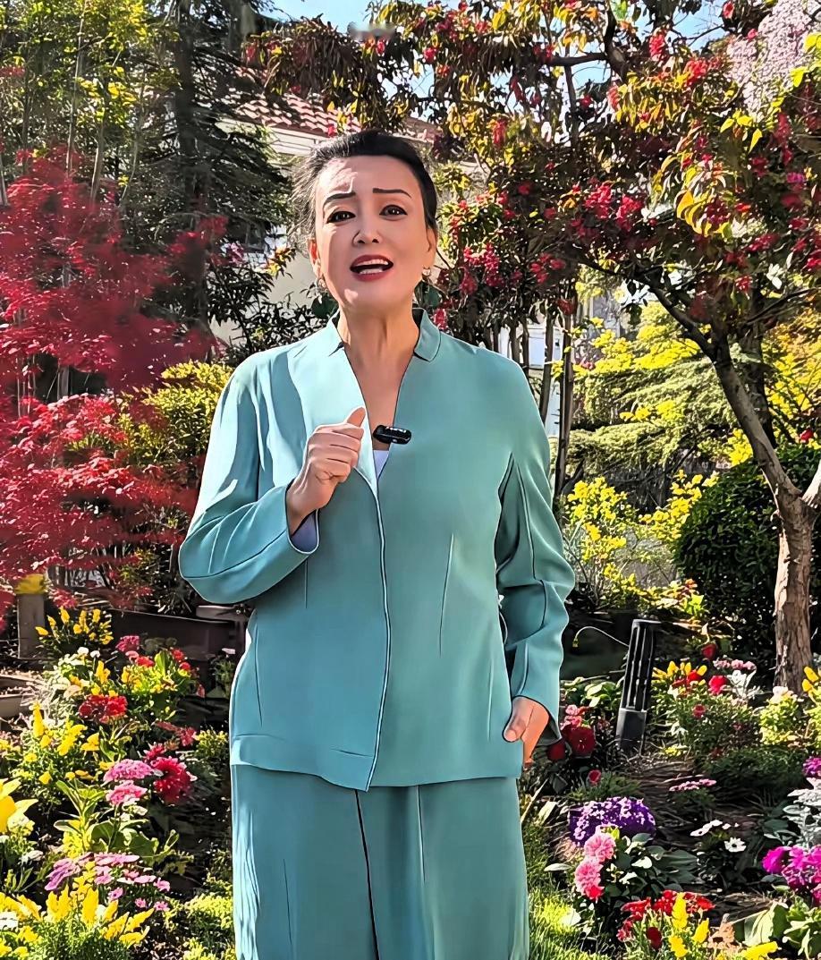 小梅直播那天,很多人看,突然有人骂,说了坏话,她哭了,眼睛红了,大家