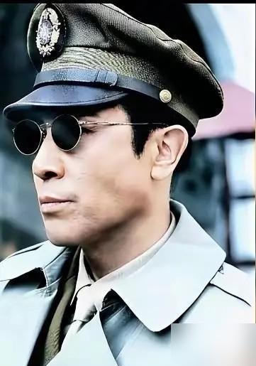 为啥柳云龙演特务是演，于和伟是生理反应？这事张艺谋给点透了。你看柳云龙，谍战