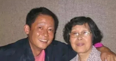 一天，王志文带着母亲去高档餐厅过寿，就在所有亲戚落座以后，王志文的母亲，突然大声