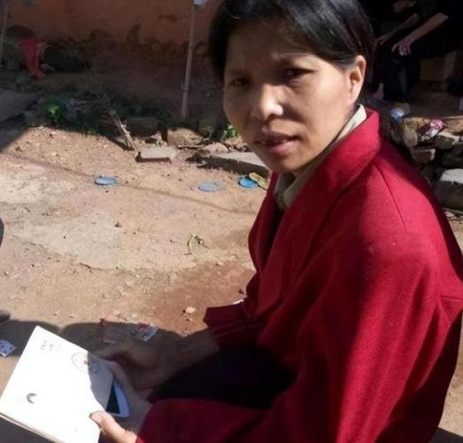 她高考考出692分，被中国人民大学录取。因当年取消分配工作，她只能自己找工作，笔