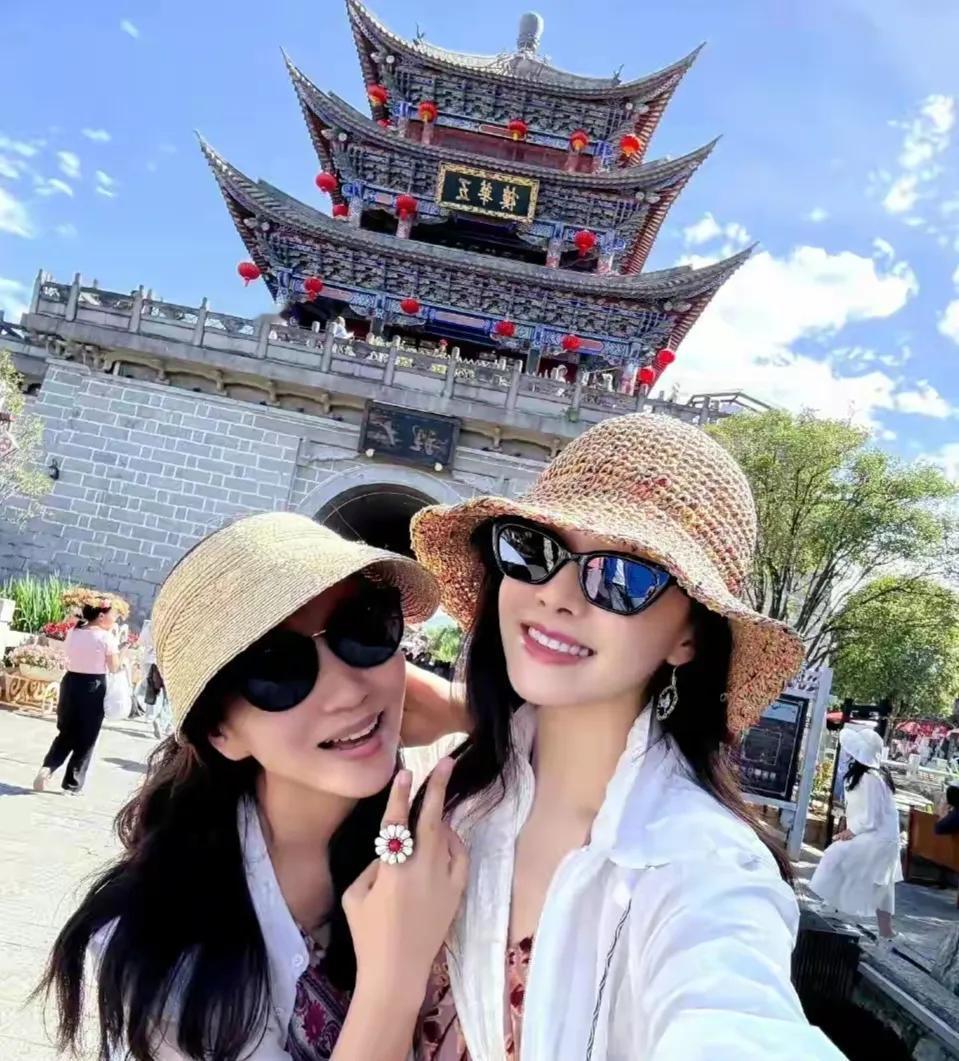 宋茜和陈好结伴出游，画面超养眼！两位美女姐姐一路欢声笑语，尽情享受旅途。时而搞怪