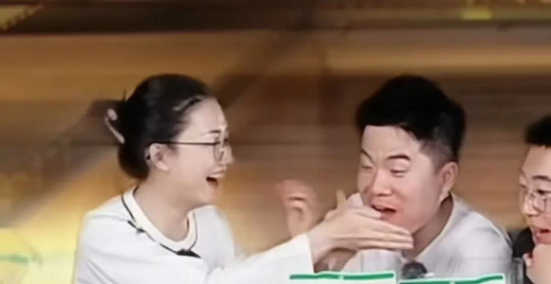 宇辉对潇潇真好潇潇的女儿想学舞蹈宇辉看杨丽萍老师演出的时候带的潇潇和