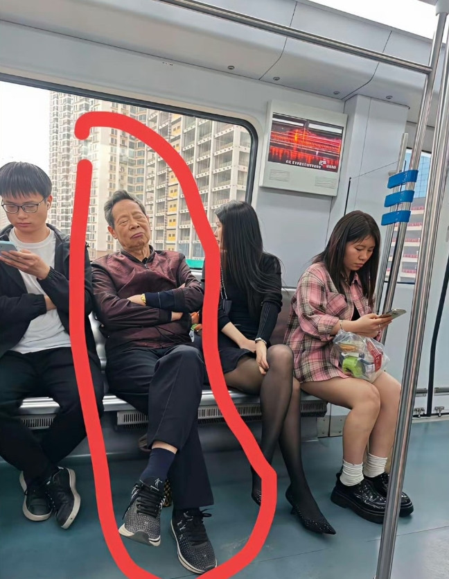 大爷坐不住了，选择了战术性睡觉了，如果是你会怎么办呢