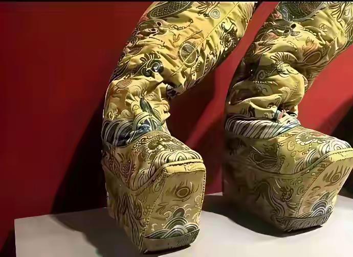 网传这是洪天王的靴子，看上去让人膈应，还是欣赏一下他的大作吧，陶冶陶冶情操。天