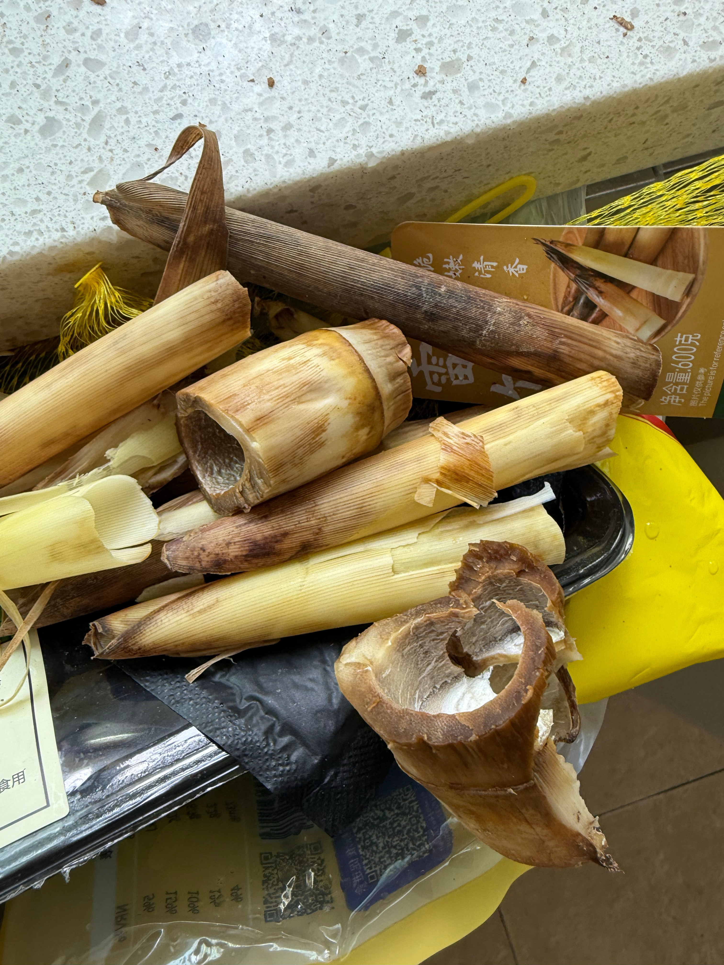 老铁们，这东西是啥呀？这个颜色能不能吃啊？怎么做啊，老铁？