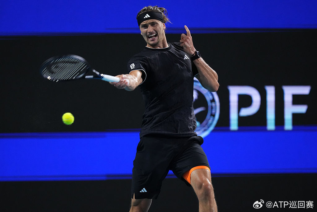 ATP1000迈阿密大师赛1/4决赛，兹维列夫以6-1强势拿下首盘，大比分1-