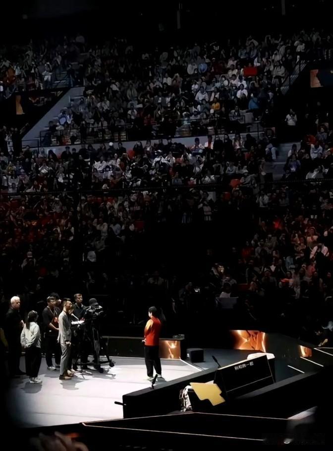 这张照片真是吸引眼球，第一次看到，感觉特别带感。照片里的莎莎一站定，那气场就