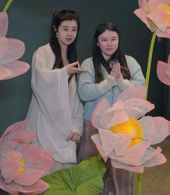 59岁的王祖贤再次穿上古装，可惜她的模样与身形早已不复当年不仅身材发福，脸型也