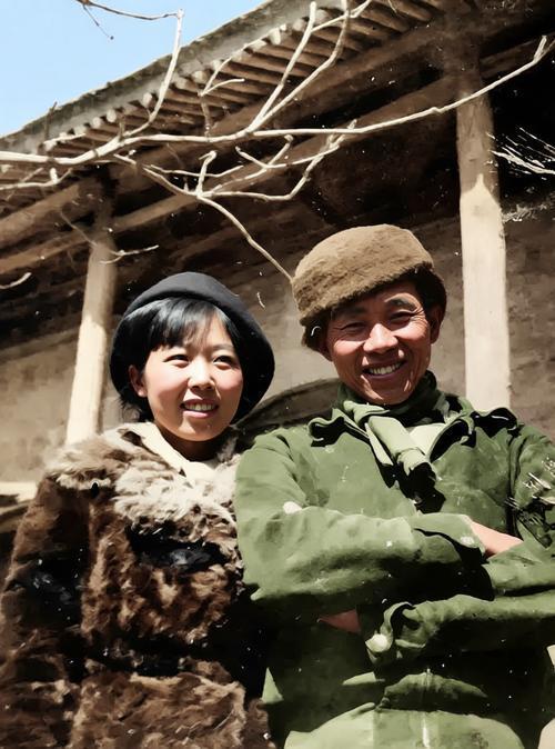 这是1938年萧红与丈夫端木蕻良在西安的合影，萧红裹着毛茸茸的外套，头戴圆顶帽，