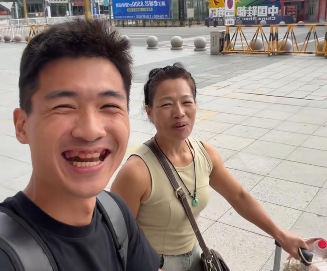 风水轮流转！刘海军单飞彻底逆袭，直播间万人在线，为何被推进风口浪尖？究竟是谁分走