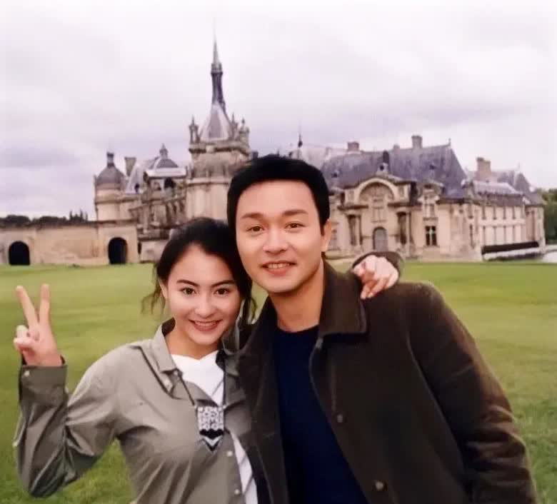 上世纪九十年代末，十九岁的张柏芝与张国荣在法国巴黎的留影旧照，此时的张柏芝才刚出
