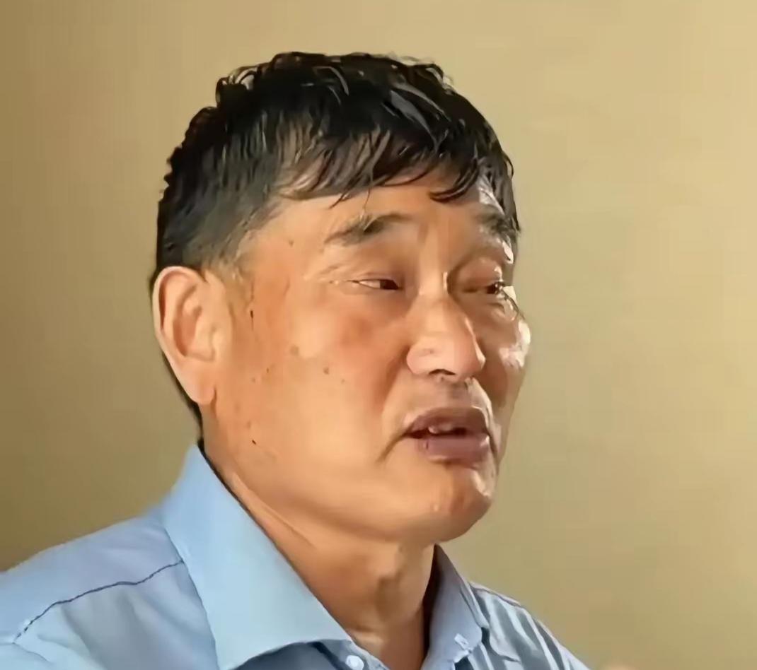 八万演出费早就已经结清，朱之文到寿宴场地，发现隔壁搭着办白事的棚子，说什么都不肯