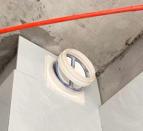 楼上邻居天天做臭豆腐，我家厨房跟着遭殃。每次一开油烟机，别人家的油烟就往我家灌。