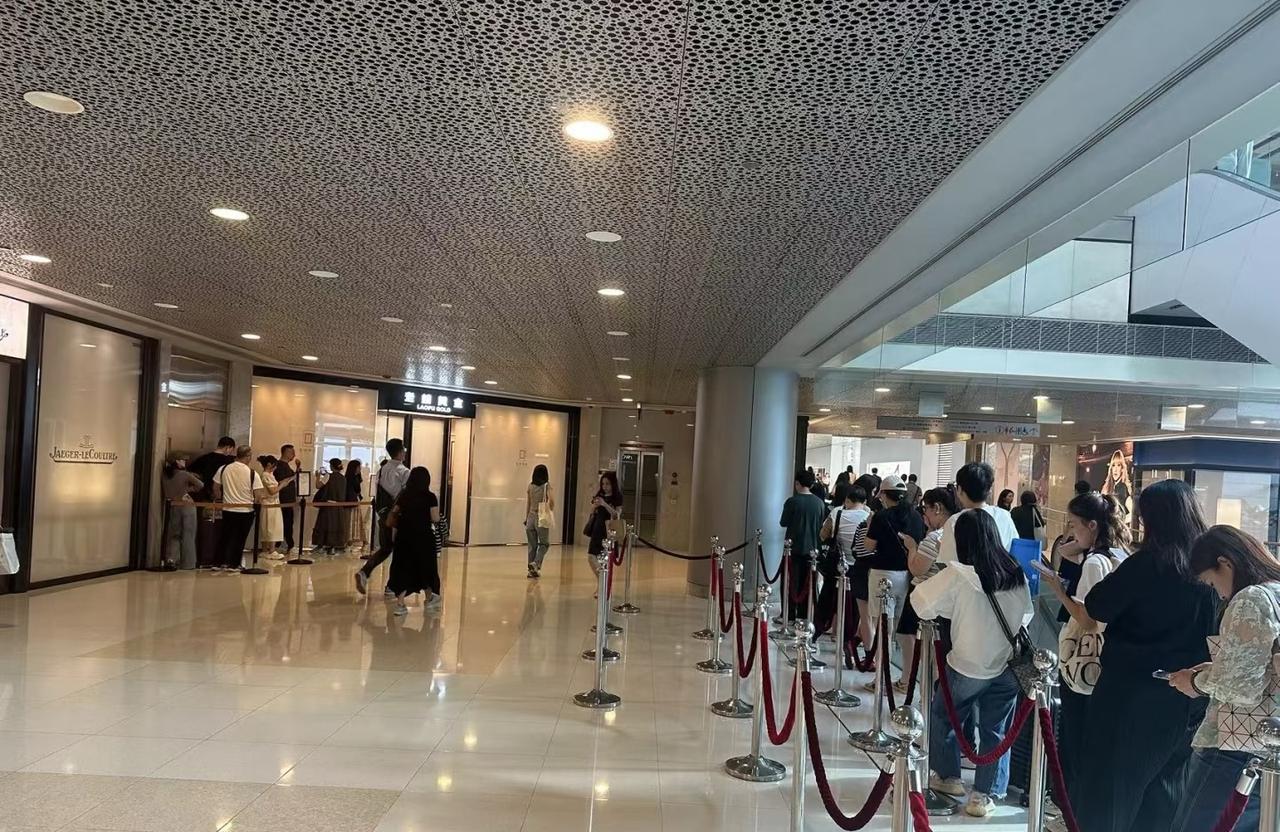 老铺黄金今天好疯狂，8点45分就已经超多人排队了！错过第一轮就基本两小时起