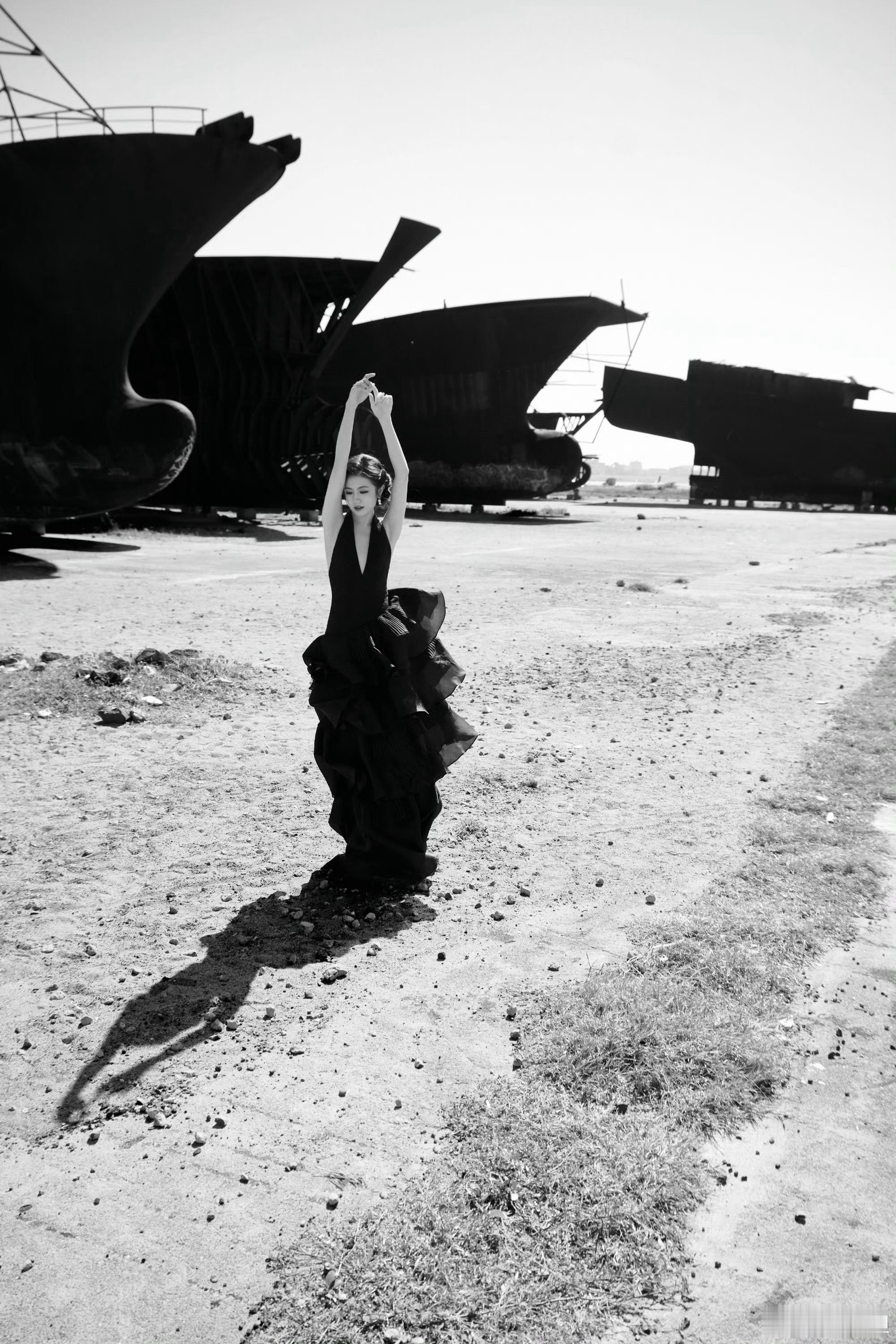 李兰迪黑天鹅李兰迪这组完全是优雅黑天鹅啊！一袭黑色挂脖深V露背裙，完美勾勒出她