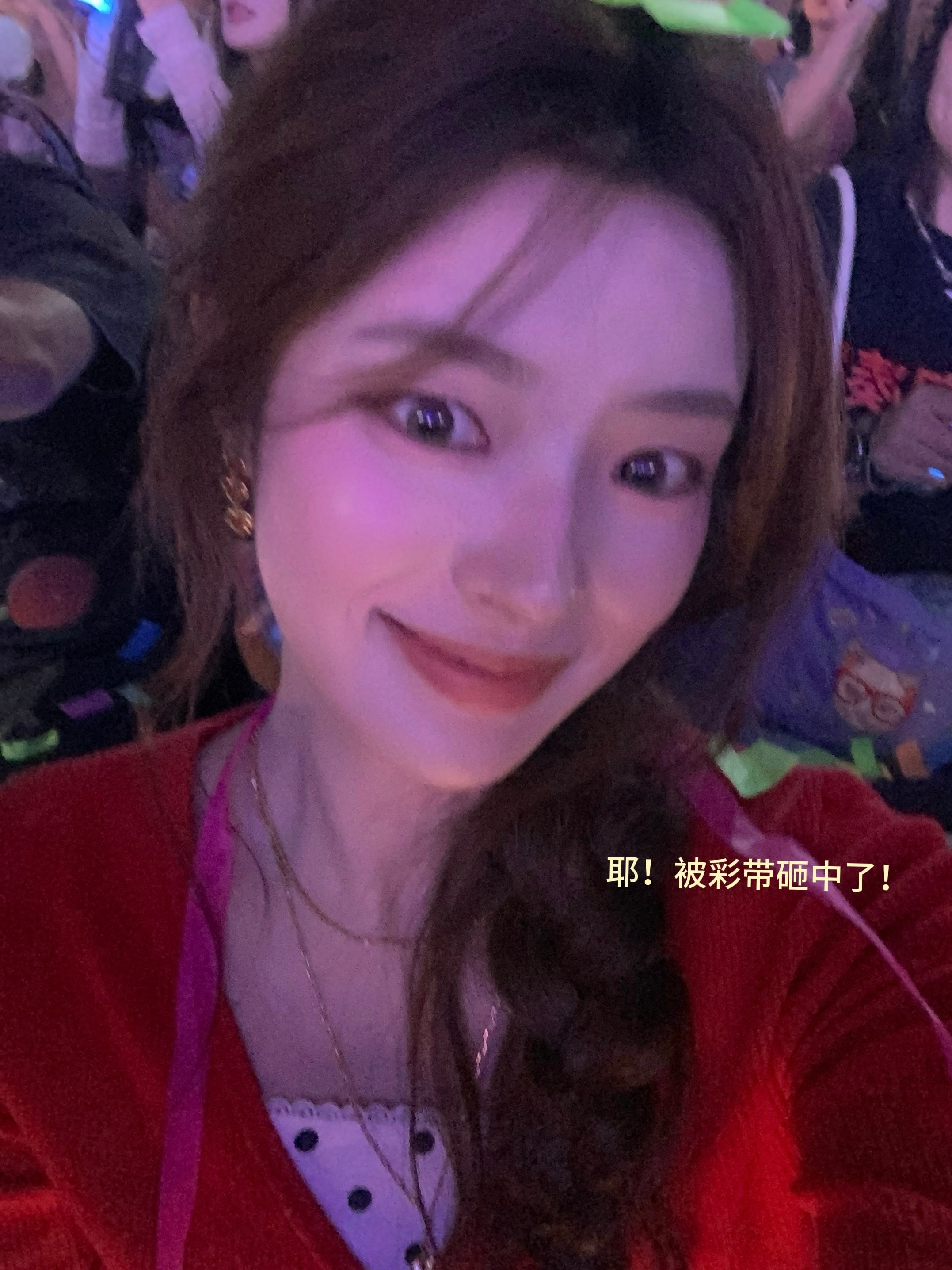 徐若晗耳环摘不下来了徐若晗：耍帅卡上去的耳环摘不下来了哈哈哈哈哈哈我要带着它去