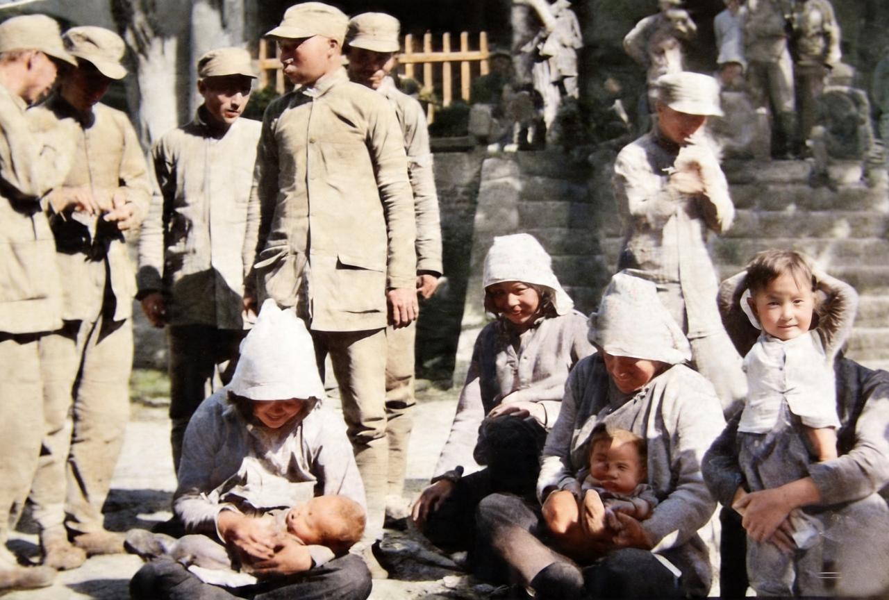 这是徐州会战时被日寇俘虏的国军第六十八师军官家眷。国军军官们站在家眷的身后。前面