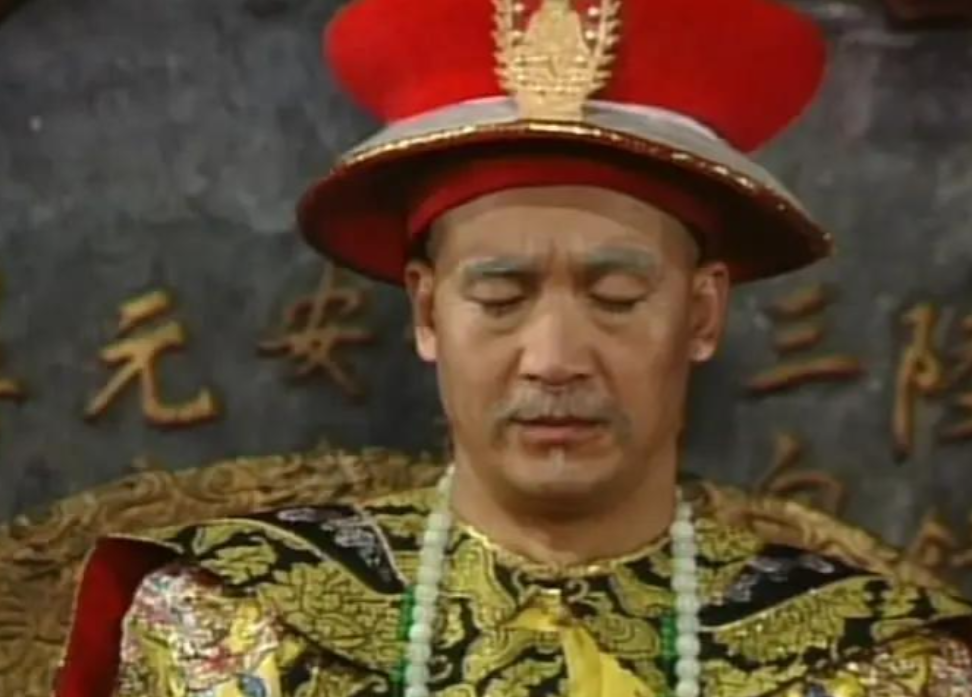 1799年，89岁的乾隆快不行了，好像在给嘉庆交代遗言，可嘉庆一句也听不懂，只好