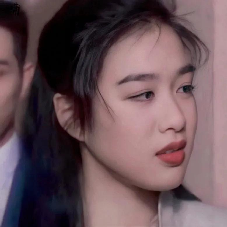 张伦硕：否认与钟丽缇一见钟情近日，张伦硕在访谈中谈及了与妻子钟丽缇的感情历程