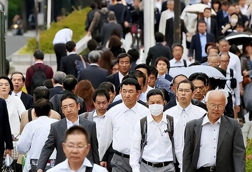 九三阅兵以后，一部分中国人慌了！ 按理说看到祖国越来越强大，这些人都应该更安