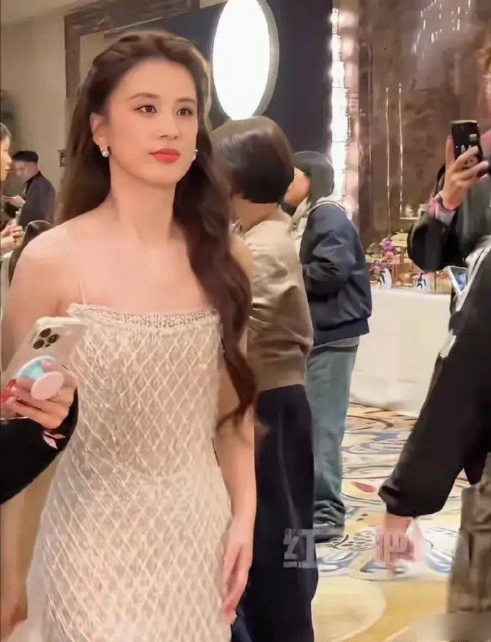 黄圣依⁠出道那﻿么多﻿年，看着还是‏少﻿女模样，怪不得杨子‎会后悔。﻿‎她的颜值