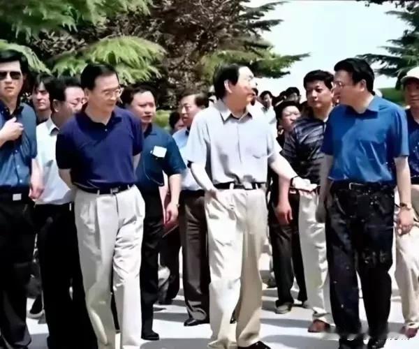 这照片我收藏了，每天都要拿出来看看，总觉得好亲切！[作揖][作揖]最珍贵的照片老
