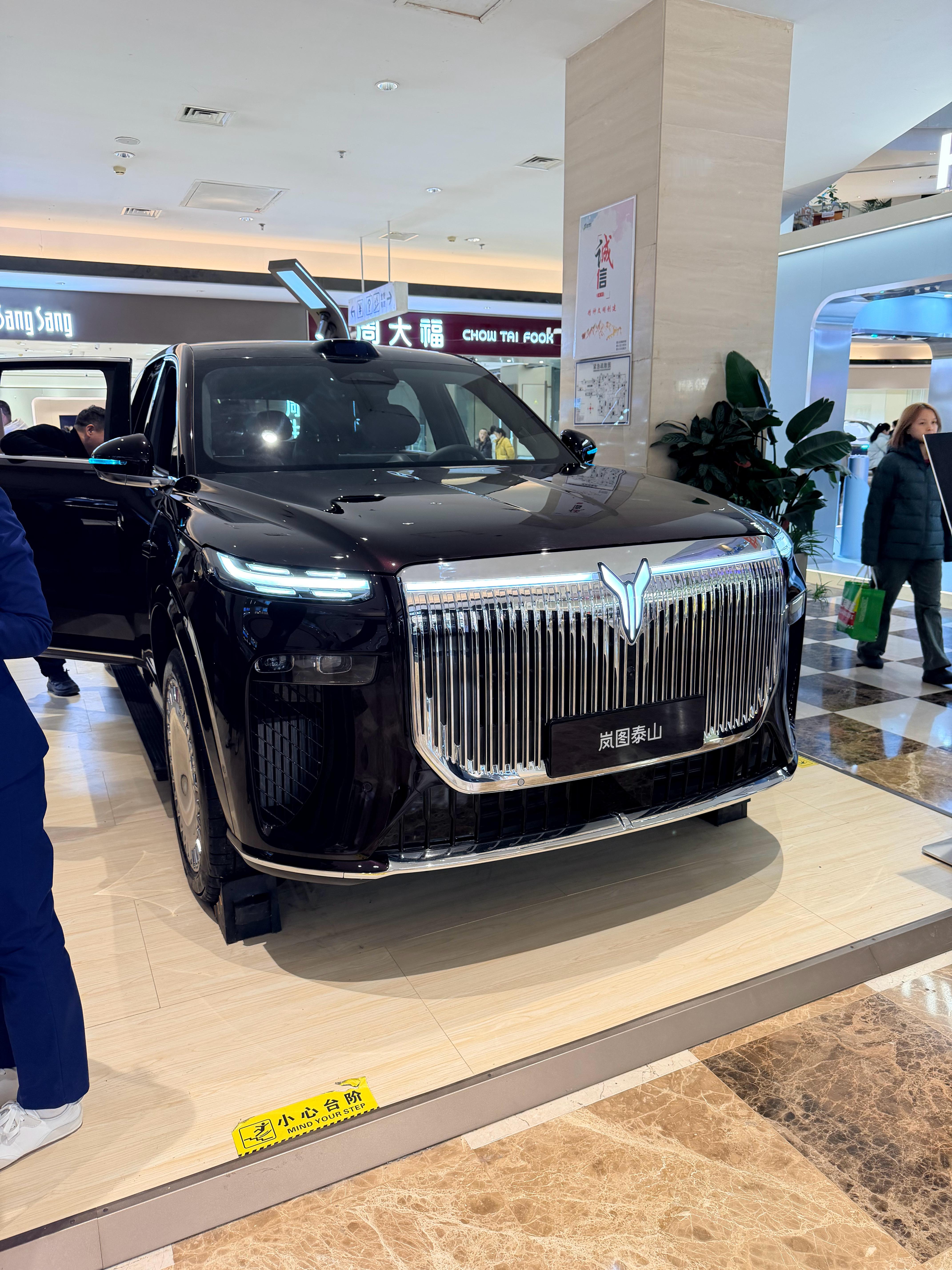 岚图的商场展示店，放在台子上，气势真足啊，太大了～岚图泰山