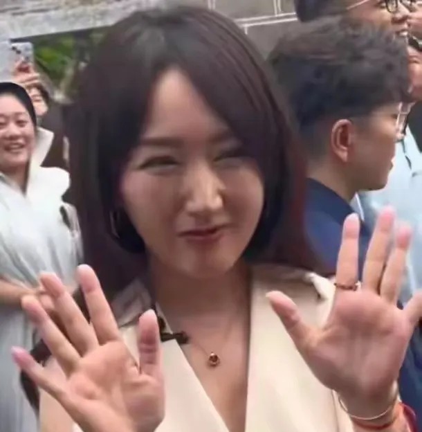 现实里见杨钰莹有点失望，鼻子看着好奇怪，和记忆中差别非常大现实里见着杨钰莹了，