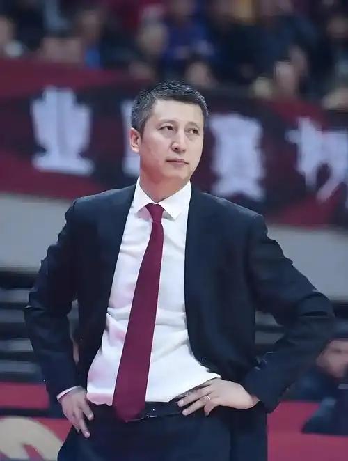 郭士强头要大了！国家队后卫到底要选谁？原本作为球队攻防转换核心的赵睿，因为腿