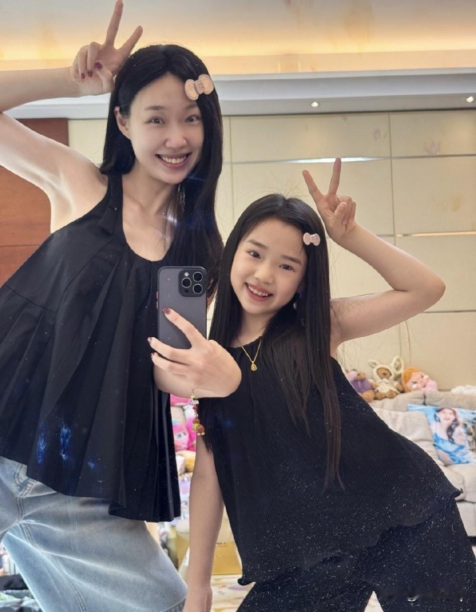 都说董璇的女儿像极了管乐，这下两人终于同框了。一个是大版酒窝，一个是小版管乐，长