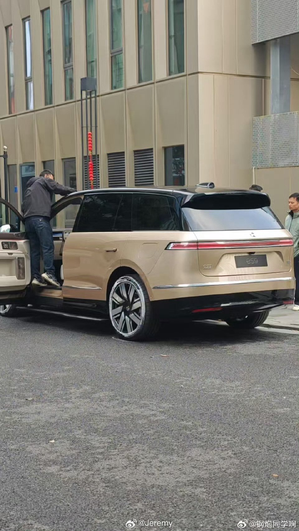蔚来ES9实车图曝光，根据工信部的数据，ES9的长宽高分别是5365/2029/