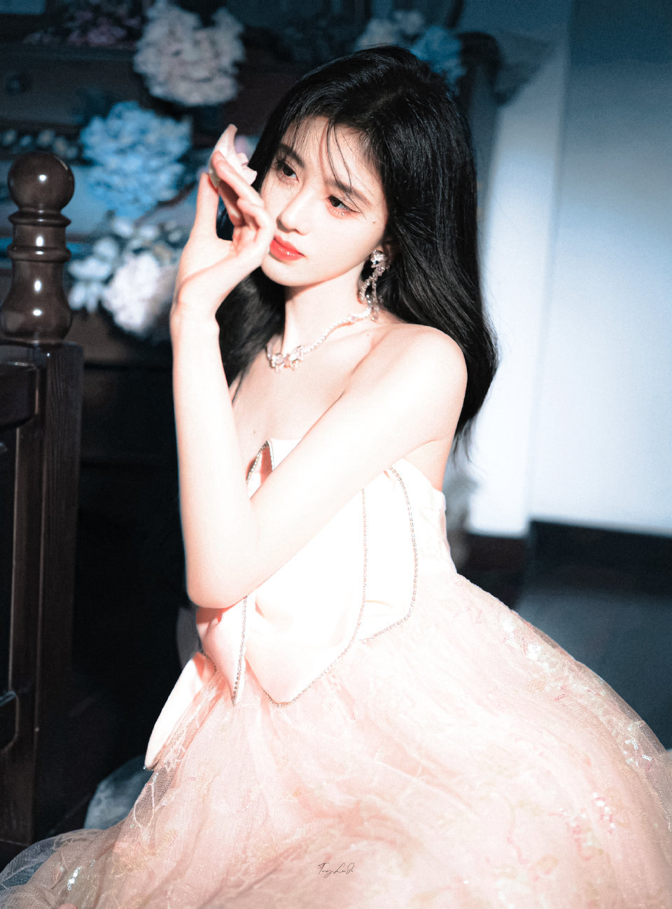 内娱欠鞠婧祎一个都市剧鞠婧祎颜值气质双在线，精致氛围感与清冷气场适配度拉满，完