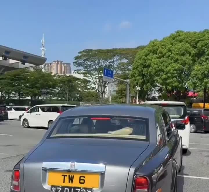 今日港府突然推出两地牌新政落地。香港人注意，以前申请两地牌巅峰时期一百五十万，今