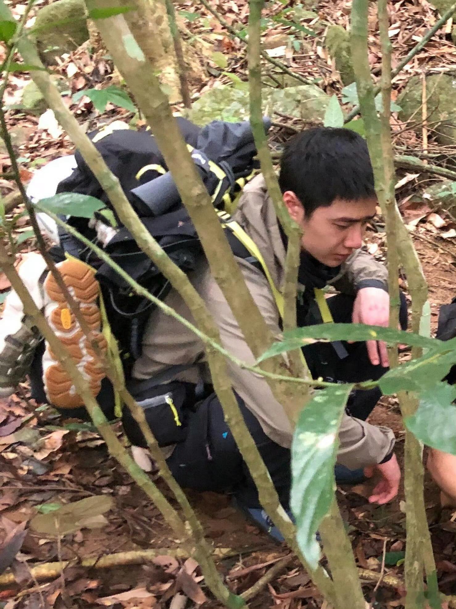 王一博照片是保密协议到期了吗户外随意拍的素颜照片，这个状态很不错了吧[思考]