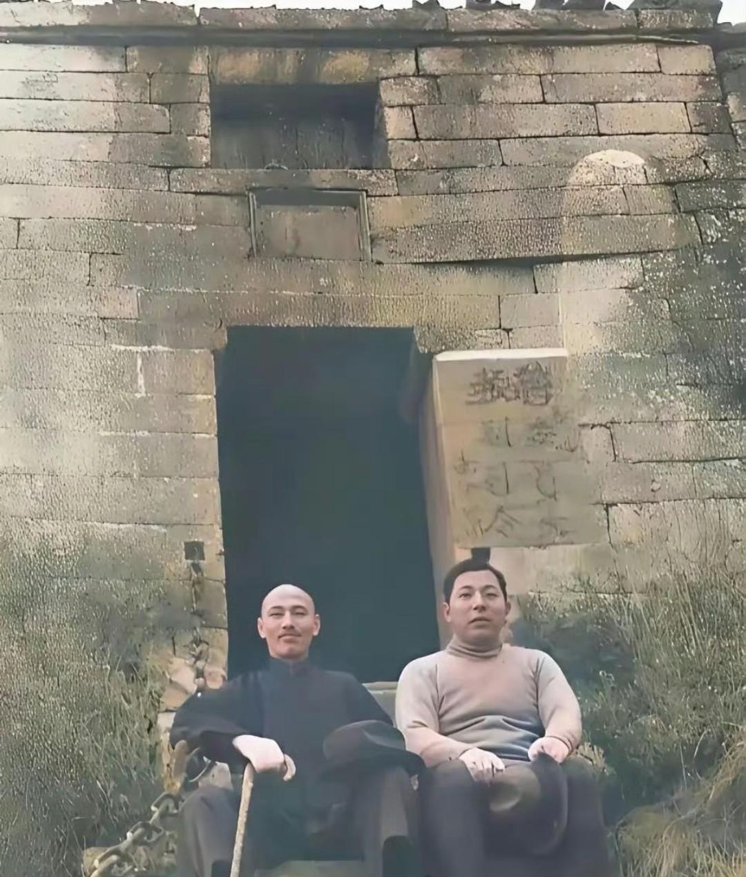 1936年，少帅和老蒋在华山的合影。主要看，老蒋竟穿着草鞋爬山，这么简朴吗？
