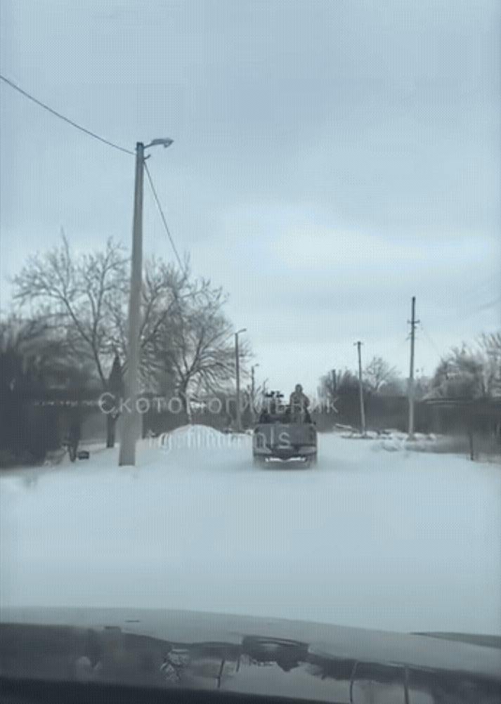 这名乌军有点倒霉！护送乌克兰记者过程中，遭到俄军的光纤无人机俯冲命中！这名乌