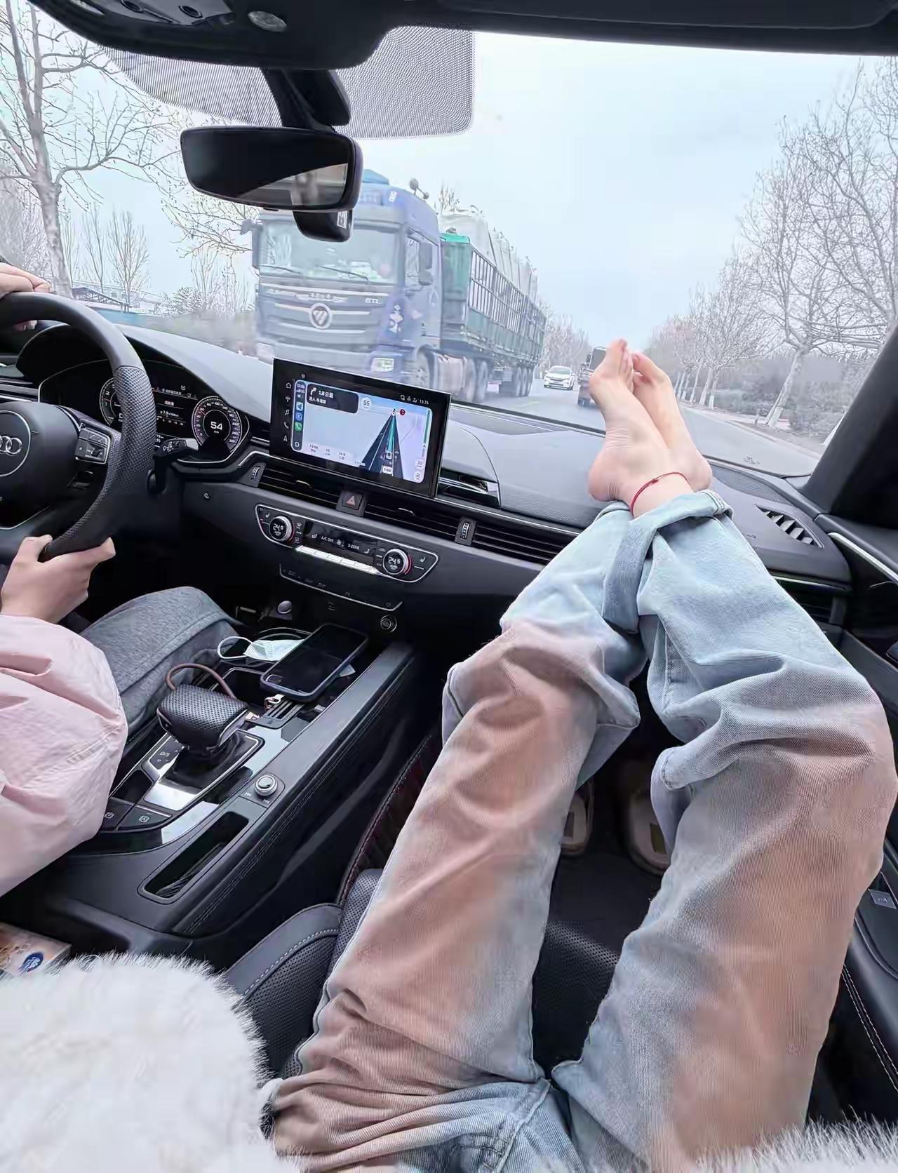 为什么有些女生喜欢把脚放到上面？躺着舒适还是脚好看呢？