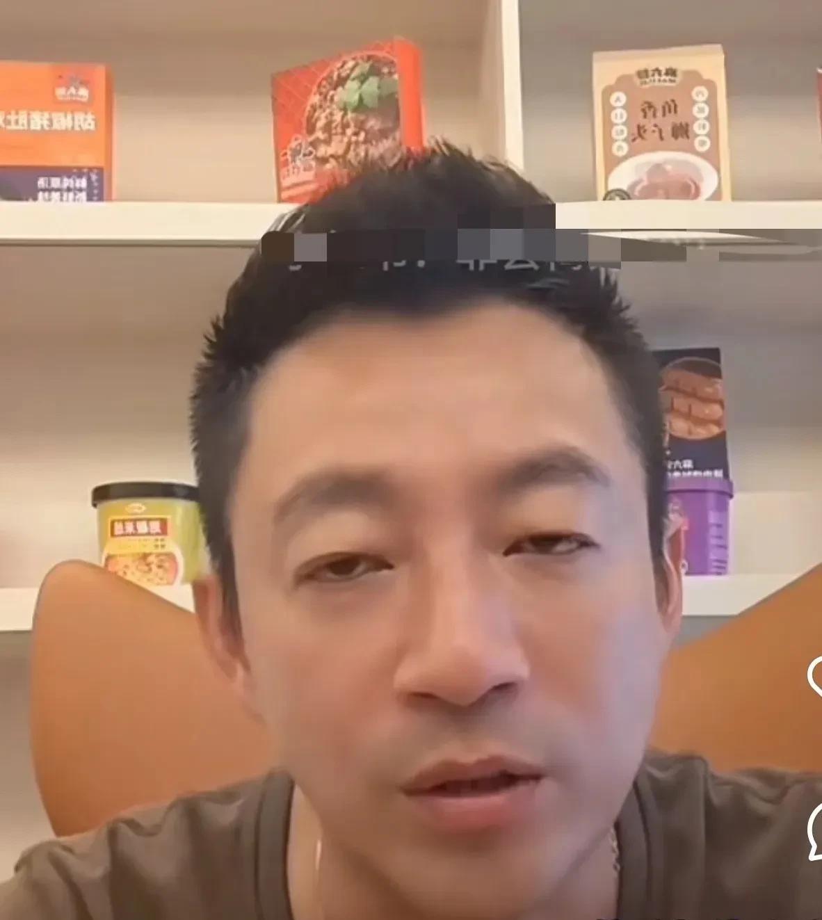 汪小菲俩孩子终于回到他身边了，他怎么一副提不起劲来的样子，直播间讲孩子，说玥儿霖