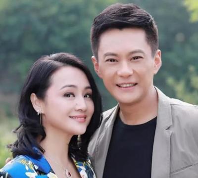 🌞2009年，曹颖嫁给了没有名气的王斑，婚后不久就生下一个儿子，可儿子才刚