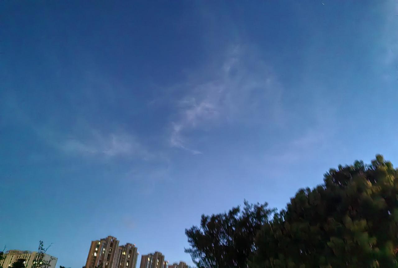 大家发现没？今年上海的天气挺奇葩的，六月比七月热，本以为八月不会比七月热，但事实