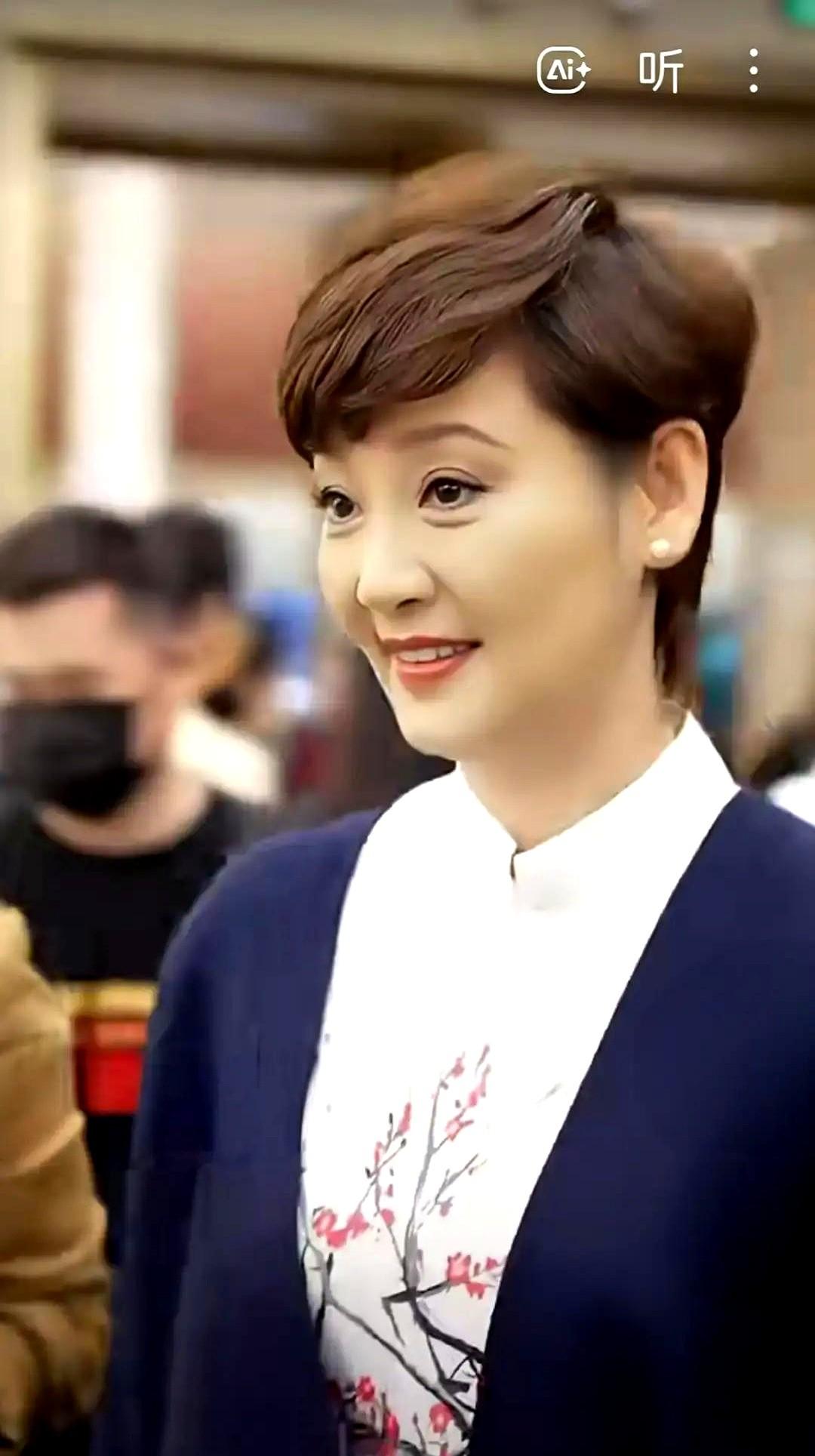 快60岁的徐帆，就凭几张素颜照，直接把评论区给炸出来了。一件风衣，微卷短发，