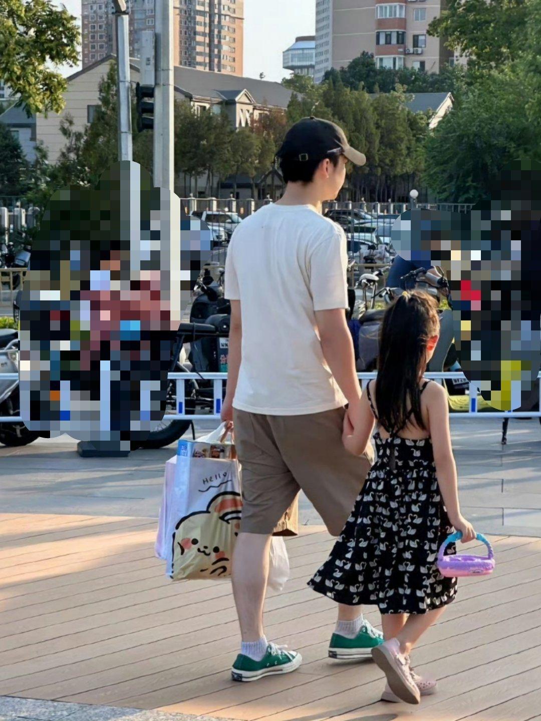 董子健带女儿跑步董子健带女儿跑步的镜头被拍到，网友说董子健一直是一个合格的父亲