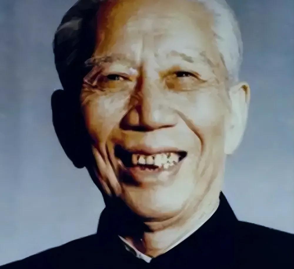 1951年春，迪化监狱一名戴着重镣的中年犯人被紧急带出牢房，满心以为即将转押受审