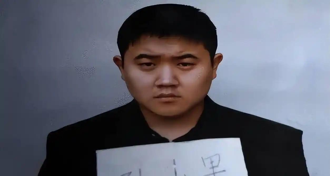 孙小果当年在云南第一监狱，材料递上来要减刑，别人签得痛快，何绍平偏偏卡着不签。他