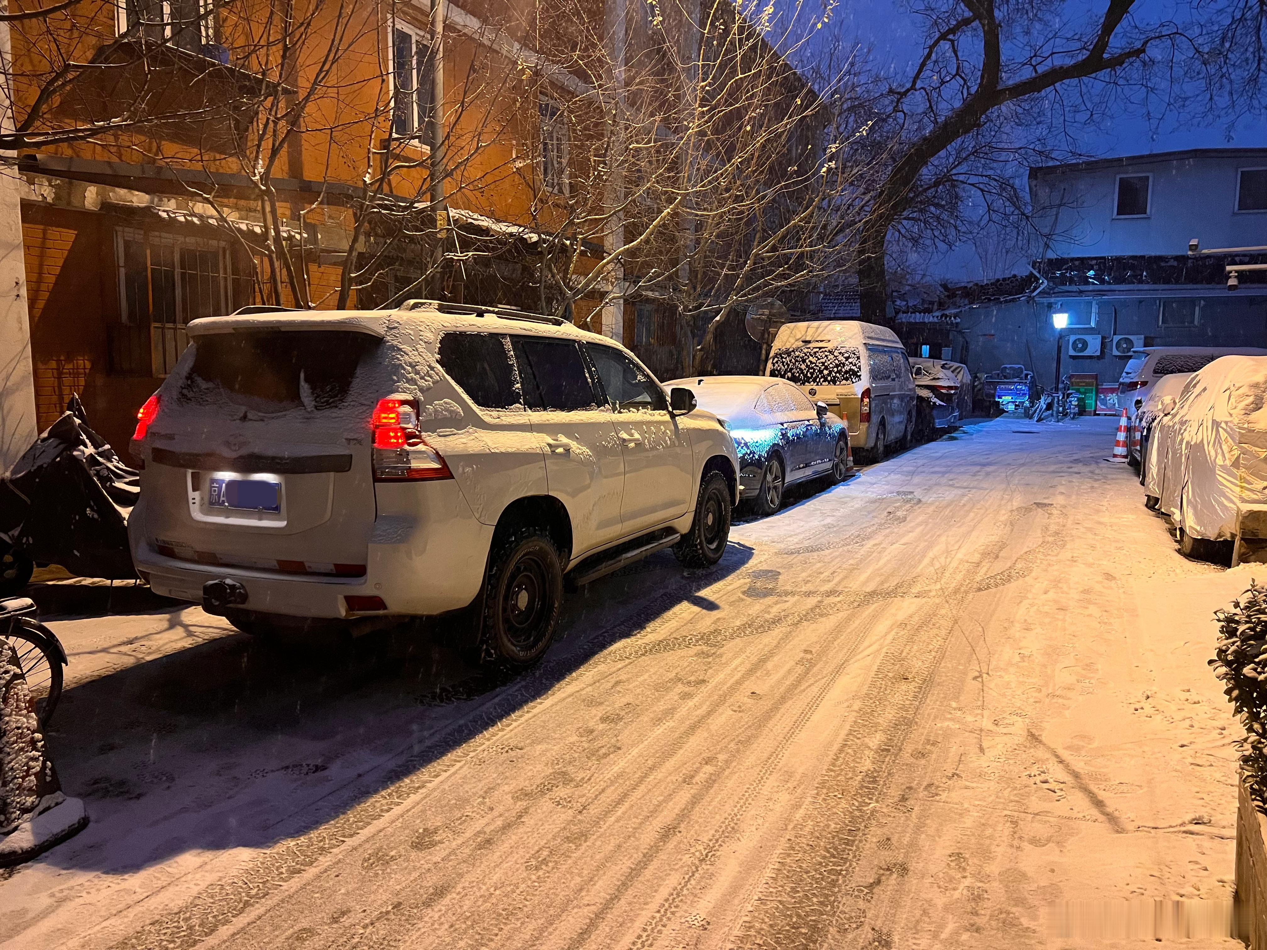凭借全时四驱+小巧身材+KO3，顶着雪狂钻胡同来接娃了！妇科聊汽车常识北京·什