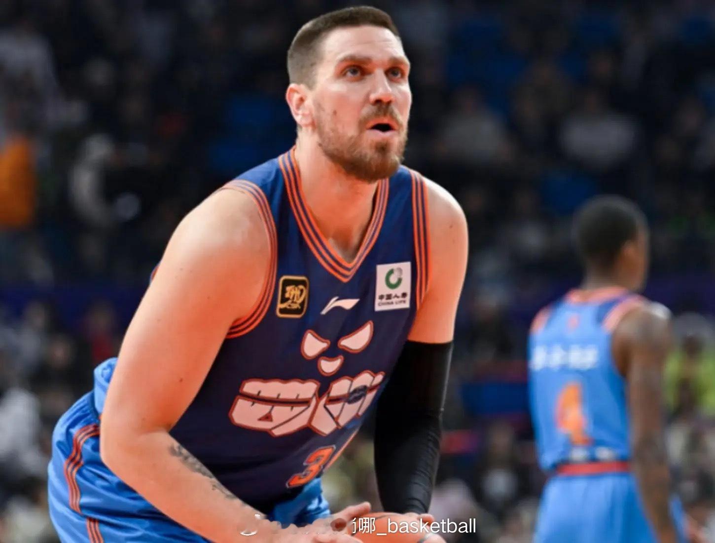 上赛季效力于四川男篮的外援马里奇在社交媒体上质问：我实在搞不懂，四川队在破产边缘