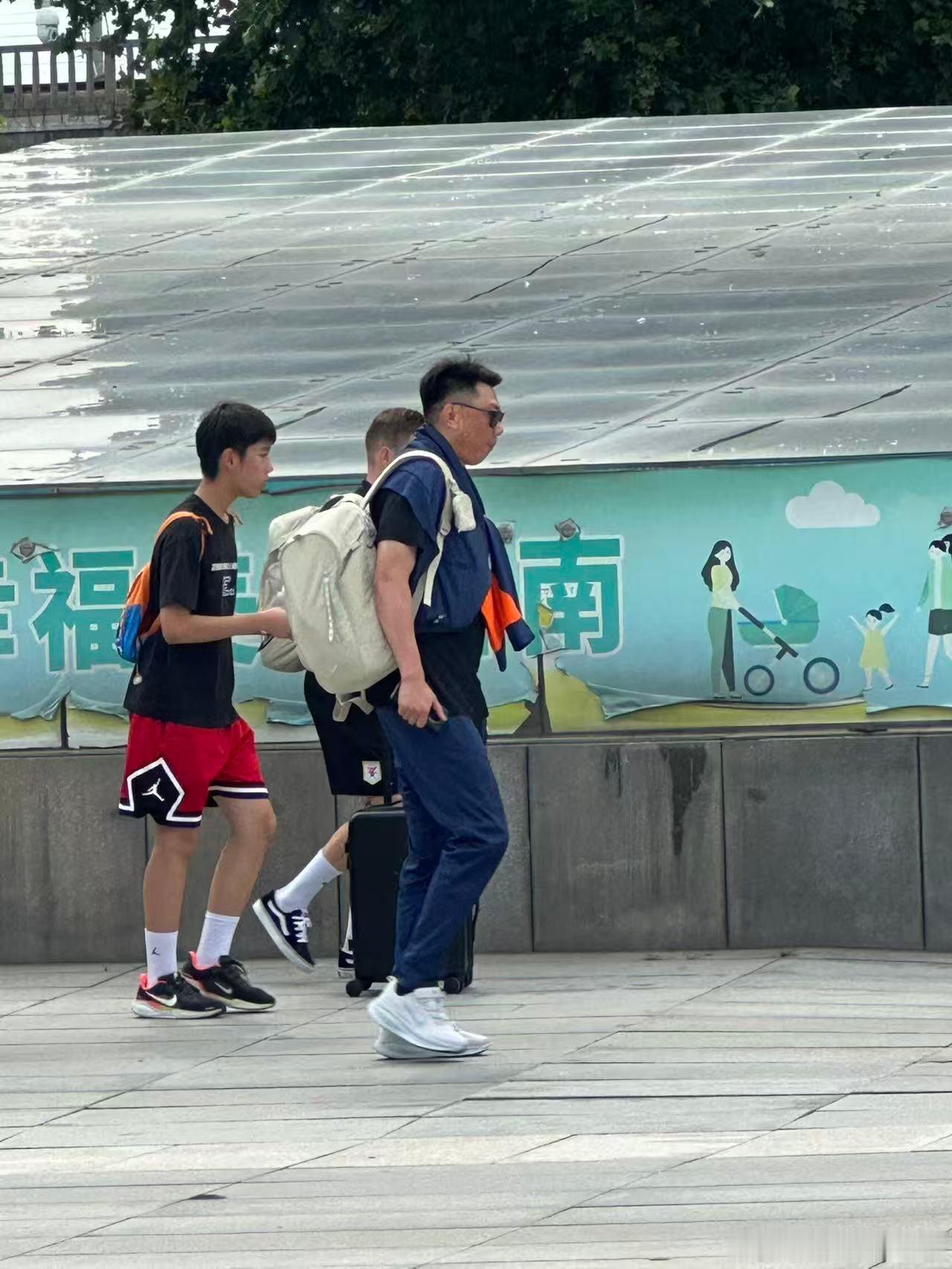 给泰山队球迷预告下唐田指导要干什么。他要整顿球队作风，不尽全力的球员？严办！态度