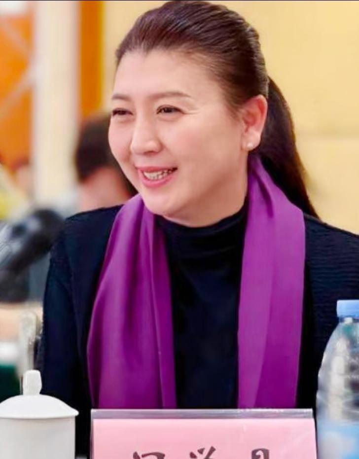 辽视春晚导演组内部吵翻了。有人把收视数据报告摔在桌上：70%的观众投票，第一需