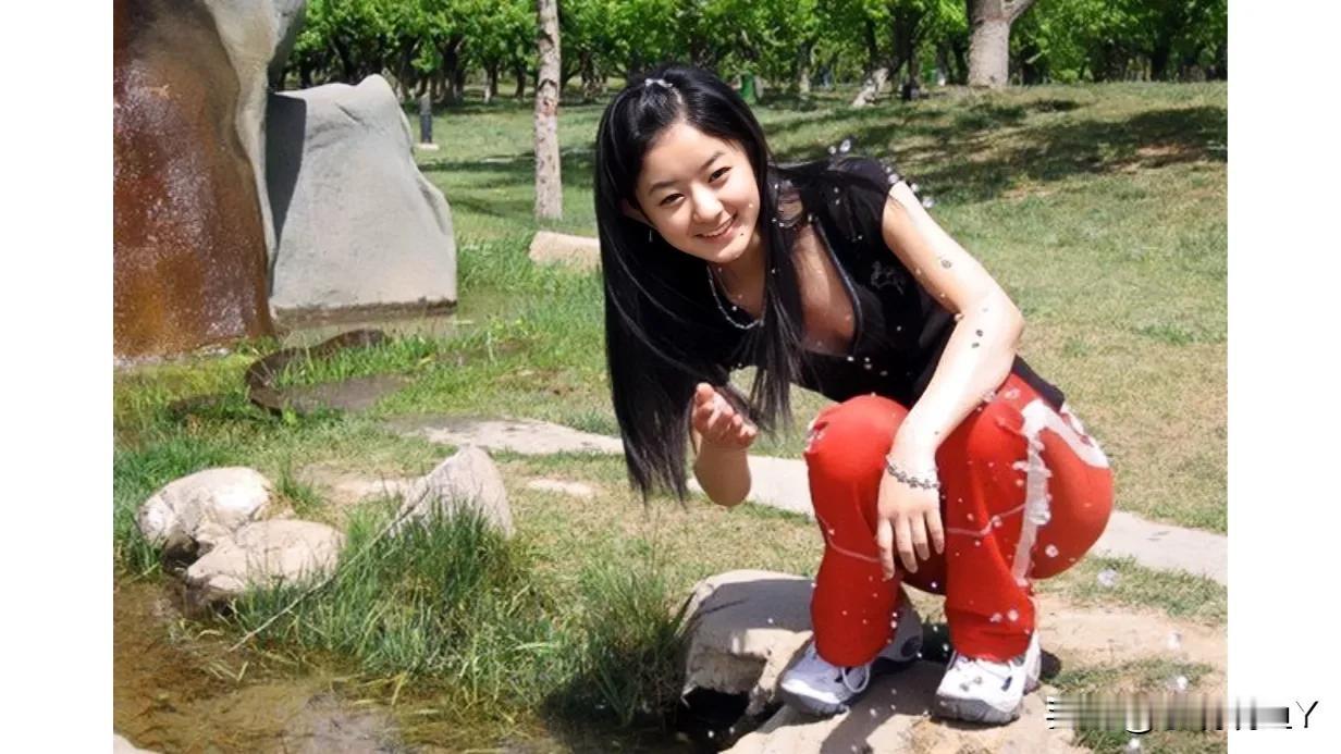 这张照片展现出了赵丽颖早年在户外游玩时的情景，真是惊艳了时光。